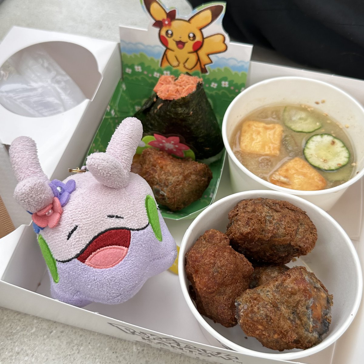 saya_tsuruta's tweet photo. ポケパーク・カントーに登場した、香味野菜たっぷり梅添え冷や汁〜✨とっても美味しい❣️竹炭唐揚げも好き✨🍙

わたしの個人的オススメ周り方、ポケパークに入る前によみうりランドフードコートで塩ラーメン🍜食べて、ピカチュウおにぎりやは小腹減ってきた＆列が空いてくる夕方にすることです♪ https://t.co/mJ39XgI7X5