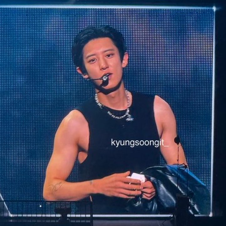 PCY_BASE's tweet photo. OMG PARK CHANYEOL LOOKS SO FINE TODAY

#EXhOrizoninMANILA 
#CHANYEOL #찬열 https://t.co/EMRQ24ipse