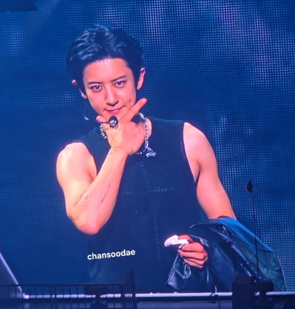 PCY_BASE's tweet photo. OMG PARK CHANYEOL LOOKS SO FINE TODAY

#EXhOrizoninMANILA 
#CHANYEOL #찬열 https://t.co/EMRQ24ipse
