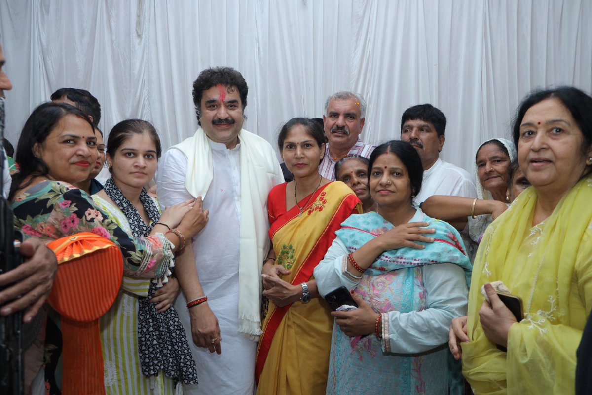 bishnoikuldeep's tweet photo. 2. “कहते हैं कि राजनीति में स्थायी दोस्त नहीं होते। मैं कहता हूँ, एक बार मेरे कार्यकर्ताओं से मिलिए।”

पूरे हिंदुस्तान में शायद ही कोई ऐसा नेता होगा, जिसके साथ सत्ता से तीन दशक दूर रहने के बाद भी उसके कार्यकर्ता उसी जोश, उसी निष्ठा, उसी आत्मीयता और उसी विश्वास के साथ कंधे से कंधा मिलाकर खड़े रहे हों।

आज पानीपत के ऐतिहासिक स्नेह मिलन एवं जलपान कार्यक्रम में उमड़ा जनसैलाब इस बात का प्रमाण है कि सच्चे रिश्ते सत्ता से नहीं, विश्वास से बनते हैं। यह केवल एक सफल कार्यक्रम नहीं था, बल्कि वर्षों के संघर्ष, समर्पण, आत्मीयता और अटूट विश्वास का भव्य उत्सव था।

आज इस अभूतपूर्व सफलता को देखकर मन बार-बार एक ही ओर जाता है—स्वर्गीय युगपुरुष चौधरी भजनलाल जी की ओर। मैं अत्यंत भावुक मन से यह कहना चाहता हूँ कि उन्हें हमारे बीच से विदा हुए वर्षों बीत गए, लेकिन उनका आशीर्वाद, उनका स्नेह और उनके प्रति जनता का प्रेम आज भी पहले जैसा ही जीवंत है।

हरियाणा हो, राजस्थान हो, पंजाब हो या देश का कोई भी कोना—जहाँ भी चौधरी साहब का नाम लिया जाता है, वहाँ आज भी लोगों की आँखों में सम्मान, चेहरे पर अपनापन और दिल में प्रेम दिखाई देता है। यह किसी पद या सत्ता से अर्जित सम्मान नहीं था, बल्कि जीवनभर की जनसेवा, सादगी, अपनत्व और लोगों के सुख-दुख में साथ खड़े रहने की कमाई थी। ऐसे रिश्ते समय के साथ कमज़ोर नहीं होते, बल्कि और अधिक गहरे होते जाते हैं। सचमुच, इस प्रेम और विश्वास को दुनिया की कोई ताकत कभी तोड़ नहीं सकती। आज के इस स्नेह मिलन की सफलता में मैं उनका आशीर्वाद स्पष्ट रूप से अनुभव कर रहा हूँ।

मेरे कार्यकर्ता ही मेरी सबसे बड़ी ताकत हैं, मेरी सबसे बड़ी पूँजी हैं और मेरी सबसे बड़ी पहचान हैं। आप सभी के प्रेम, समर्पण और विश्वास को मैं जीवनभर का ऋण मानता हूँ।

मेरा संकल्प है कि समय आने पर मैं अपने प्रत्येक कार्यकर्ता के विश्वास, त्याग और समर्पण का ऋण उतारने का हर संभव प्रयास करूँगा। आपका विश्वास ही मुझे हर चुनौती से लड़ने का साहस देता है।
मेरा और आपका रिश्ता किसी राजनीतिक दल, पद या सत्ता का नहीं, बल्कि विश्वास, आत्मीयता और परिवार का रिश्ता है।

आप मेरे कार्यकर्ता नहीं, मेरे परिवार हैं। और परिवार कभी परिस्थितियों से नहीं बदलता। यही परिवार मेरी सबसे बड़ी शक्ति है, मेरी सबसे बड़ी पूँजी है और मेरे जीवन का सबसे बड़ा सम्मान है।

एक बार पुनः आज के इस ऐतिहासिक एवं अभूतपूर्व रूप से सफल स्नेह मिलन एवं जलपान कार्यक्रम की सफलता के लिए मैं पानीपत के अपने प्रत्येक आत्मिक पारिवारिक साथियों को दिल की गहराइयों से हार्दिक बधाई और साधुवाद देता हूँ।

आप सबने केवल एक कार्यक्रम को सफल नहीं बनाया, बल्कि यह सिद्ध कर दिया कि विश्वास, प्रेम और परिवार का रिश्ता समय और परिस्थितियों से कहीं अधिक मजबूत होता है।

आप सभी को मेरा हृदय से प्रणाम। 🙏