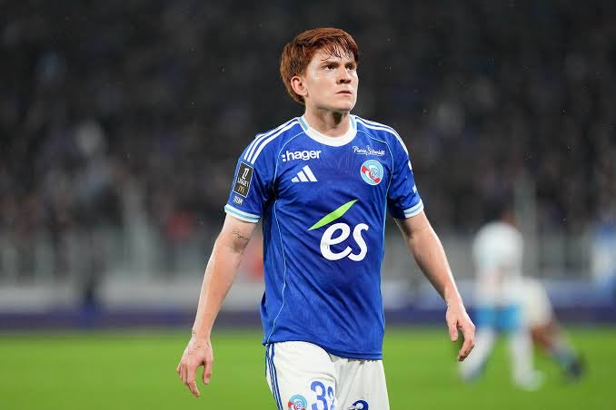thepitchpuzzle's tweet photo. Adam Wharton: A Necessity Or A Luxury?

Football is a game of complementary profiles, like a puzzle; each piece should complement the other in order for you to make sense of the overall picture. 

Chelsea fans have understandably fallen in love with Wharton, but signing him would be akin to buying the same car you already have in your garage. When you strip away the names and focus purely on the what they do on the pitch, Wharton and  Barco share far more similarities than many realise. Both thrive as central midfielders whose main strengths lie in progressing passing  and creating chances from deeper areas with the occasional box crashing.

The logical question now is: should Chelsea invest heavily in another player with the same profile, or target a midfielder who brings qualities the squad currently lacks?