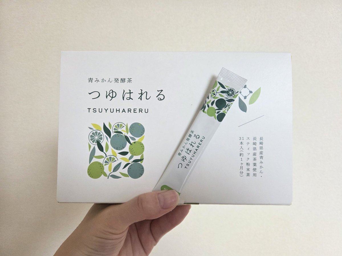momo020710's tweet photo. #つゆはれる #つゆはれる習慣 #青みかん発酵茶
🌸つゆはれる🌸

スティックを開けると、茶葉と青みかんの香りがふわっと広がりました。
お湯に溶かして飲んでみると、青みかんの程よい酸味で苦味がまろやかになり、とても飲みやすいです✨

下に続く↓ https://t.co/Y75cABhyG2