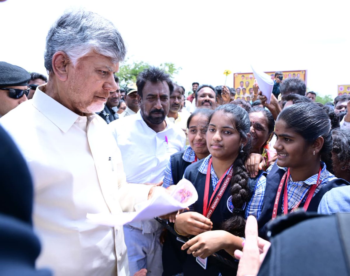AndhraPradeshCM's tweet photo. కుప్పం తెలుగుదేశం పార్టీ సీనియర్ నాయకులు శ్రీ చెంగాచారి ఇంటికి గౌరవ ముఖ్యమంత్రి శ్రీ నారా చంద్రబాబు నాయుడు నేడు వెళ్లారు. కడపల్లిలోని తన నివాసం నుంచి కుప్పం వెళ్తున్న సమయంలో శ్రీ చెంగాచారి కోరిక మేరకు శాంతిపురంలోని ఆయన ఇంటికి వెళ్లారు. చెంగాచారి కుటుంబ సభ్యులను ఆప్యాయంగా పలకరించి వారి బాగోగులను అడిగి తెలుసుకున్నారు. అంతకముందు తన నివాసం వద్దకు వచ్చిన కుప్పం వాసుల నుంచి వినతులు అందుకుని పరిష్కారానికి హామీ ఇచ్చారు. చిన్నారులను ఎత్తుకుని ఆడించారు.
#AndhraPradesh
