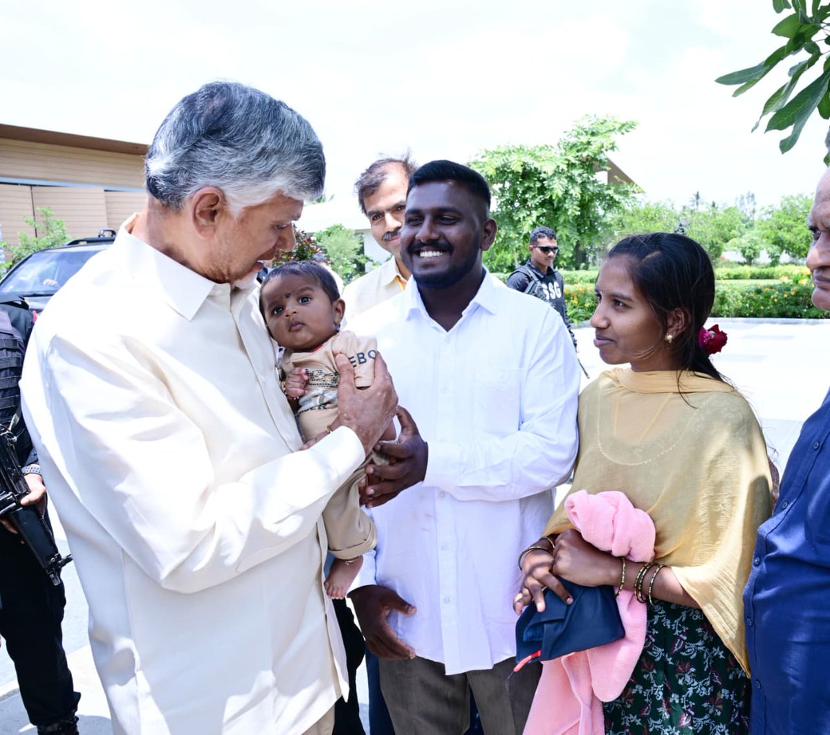 AndhraPradeshCM's tweet photo. కుప్పం తెలుగుదేశం పార్టీ సీనియర్ నాయకులు శ్రీ చెంగాచారి ఇంటికి గౌరవ ముఖ్యమంత్రి శ్రీ నారా చంద్రబాబు నాయుడు నేడు వెళ్లారు. కడపల్లిలోని తన నివాసం నుంచి కుప్పం వెళ్తున్న సమయంలో శ్రీ చెంగాచారి కోరిక మేరకు శాంతిపురంలోని ఆయన ఇంటికి వెళ్లారు. చెంగాచారి కుటుంబ సభ్యులను ఆప్యాయంగా పలకరించి వారి బాగోగులను అడిగి తెలుసుకున్నారు. అంతకముందు తన నివాసం వద్దకు వచ్చిన కుప్పం వాసుల నుంచి వినతులు అందుకుని పరిష్కారానికి హామీ ఇచ్చారు. చిన్నారులను ఎత్తుకుని ఆడించారు.
#AndhraPradesh