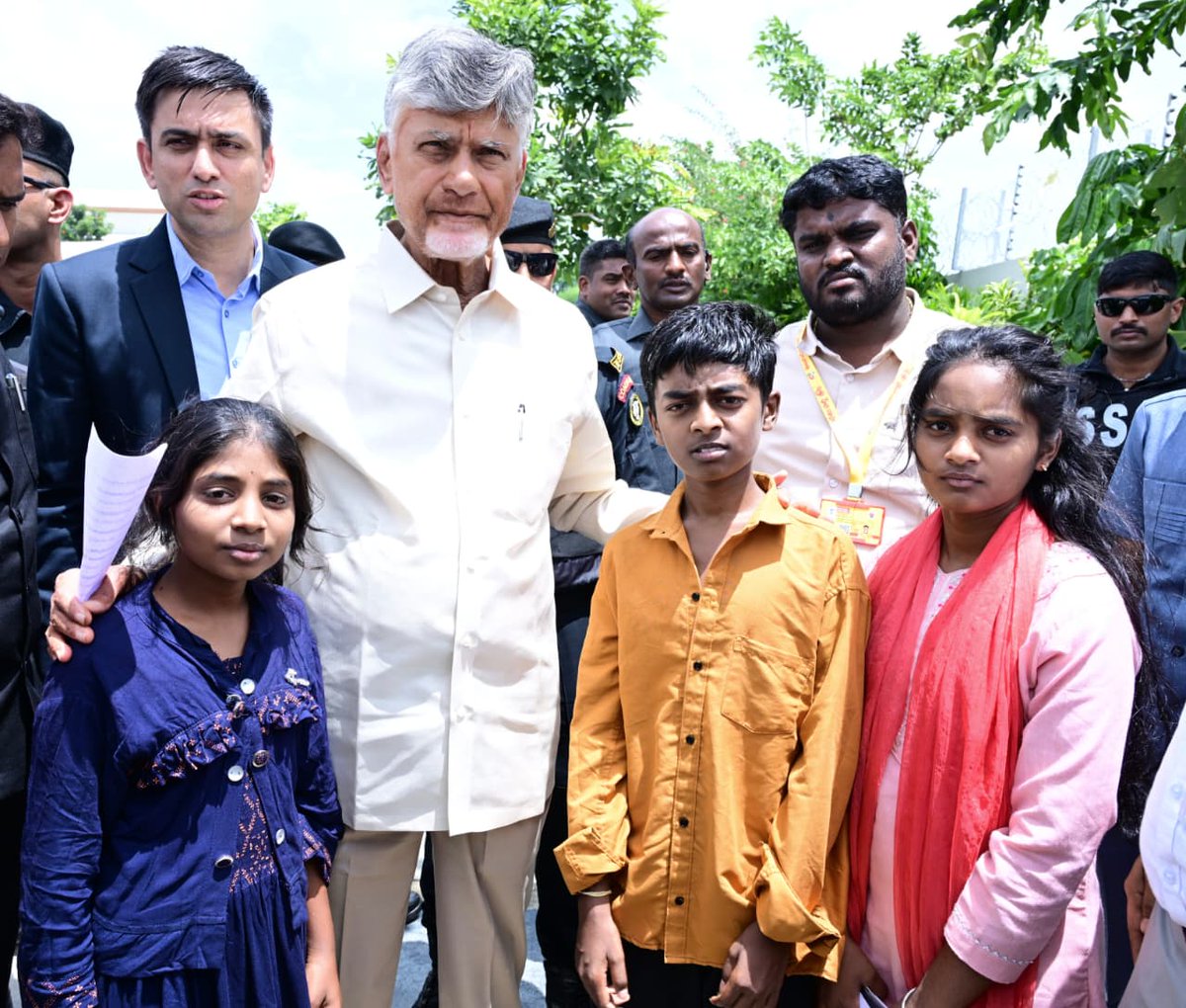 AndhraPradeshCM's tweet photo. కుప్పం తెలుగుదేశం పార్టీ సీనియర్ నాయకులు శ్రీ చెంగాచారి ఇంటికి గౌరవ ముఖ్యమంత్రి శ్రీ నారా చంద్రబాబు నాయుడు నేడు వెళ్లారు. కడపల్లిలోని తన నివాసం నుంచి కుప్పం వెళ్తున్న సమయంలో శ్రీ చెంగాచారి కోరిక మేరకు శాంతిపురంలోని ఆయన ఇంటికి వెళ్లారు. చెంగాచారి కుటుంబ సభ్యులను ఆప్యాయంగా పలకరించి వారి బాగోగులను అడిగి తెలుసుకున్నారు. అంతకముందు తన నివాసం వద్దకు వచ్చిన కుప్పం వాసుల నుంచి వినతులు అందుకుని పరిష్కారానికి హామీ ఇచ్చారు. చిన్నారులను ఎత్తుకుని ఆడించారు.
#AndhraPradesh