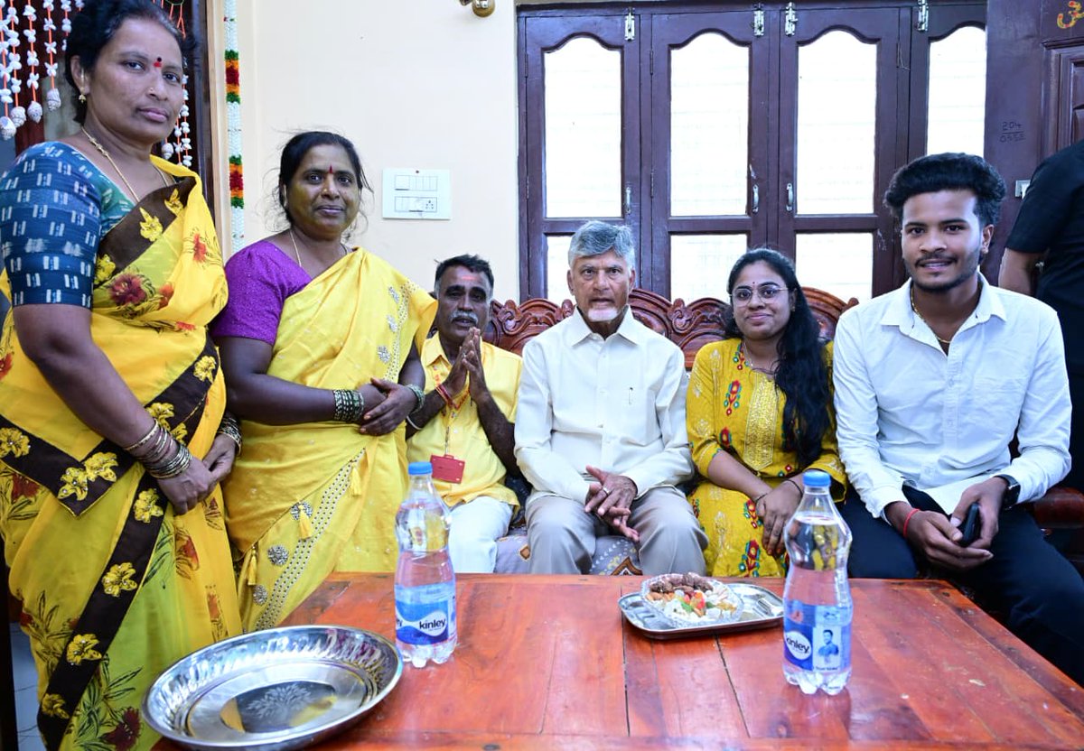 AndhraPradeshCM's tweet photo. కుప్పం తెలుగుదేశం పార్టీ సీనియర్ నాయకులు శ్రీ చెంగాచారి ఇంటికి గౌరవ ముఖ్యమంత్రి శ్రీ నారా చంద్రబాబు నాయుడు నేడు వెళ్లారు. కడపల్లిలోని తన నివాసం నుంచి కుప్పం వెళ్తున్న సమయంలో శ్రీ చెంగాచారి కోరిక మేరకు శాంతిపురంలోని ఆయన ఇంటికి వెళ్లారు. చెంగాచారి కుటుంబ సభ్యులను ఆప్యాయంగా పలకరించి వారి బాగోగులను అడిగి తెలుసుకున్నారు. అంతకముందు తన నివాసం వద్దకు వచ్చిన కుప్పం వాసుల నుంచి వినతులు అందుకుని పరిష్కారానికి హామీ ఇచ్చారు. చిన్నారులను ఎత్తుకుని ఆడించారు.
#AndhraPradesh