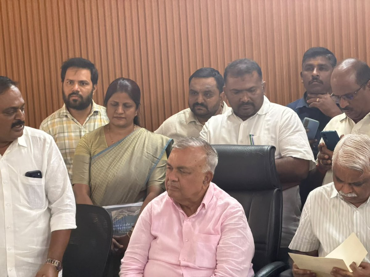 azzharee's tweet photo. Boost for irrigation projects in Kadur! 💧🌾

"ರಾಮಲಿಂಗಾರೆಡ್ಡಿ ಅವರ ಭೇಟಿಯಿಂದ ಕಡೂರು ಕ್ಷೇತ್ರದ ನೀರಾವರಿ ಕಾಮಗಾರಿಗಳಿಗೆ ಹೊಸ ವೇಗ" - ಎಸ್. ಮನೋಹರ್ ಪ್ರಶಂಸೆ

Minor & Medium Irrigation Minister Ramalinga Reddy visited Chikkamagaluru's Kadur constituency today. He held a key meeting with the local MLA, farmers, and officials, directing them to fast-track various pending irrigation works.

Local Congress leaders also submitted a memorandum regarding the constituency's overall development.

@RLR_BTM @Sowmyareddyr @SManoharCONG 
#Kadur #Chikkamagaluru #Irrigation #Karnataka #RamalingaReddy #Farmers #Development