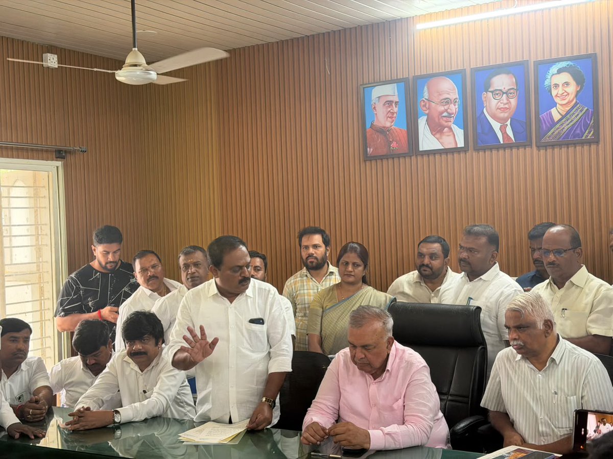 azzharee's tweet photo. Boost for irrigation projects in Kadur! 💧🌾

"ರಾಮಲಿಂಗಾರೆಡ್ಡಿ ಅವರ ಭೇಟಿಯಿಂದ ಕಡೂರು ಕ್ಷೇತ್ರದ ನೀರಾವರಿ ಕಾಮಗಾರಿಗಳಿಗೆ ಹೊಸ ವೇಗ" - ಎಸ್. ಮನೋಹರ್ ಪ್ರಶಂಸೆ

Minor & Medium Irrigation Minister Ramalinga Reddy visited Chikkamagaluru's Kadur constituency today. He held a key meeting with the local MLA, farmers, and officials, directing them to fast-track various pending irrigation works.

Local Congress leaders also submitted a memorandum regarding the constituency's overall development.

@RLR_BTM @Sowmyareddyr @SManoharCONG 
#Kadur #Chikkamagaluru #Irrigation #Karnataka #RamalingaReddy #Farmers #Development