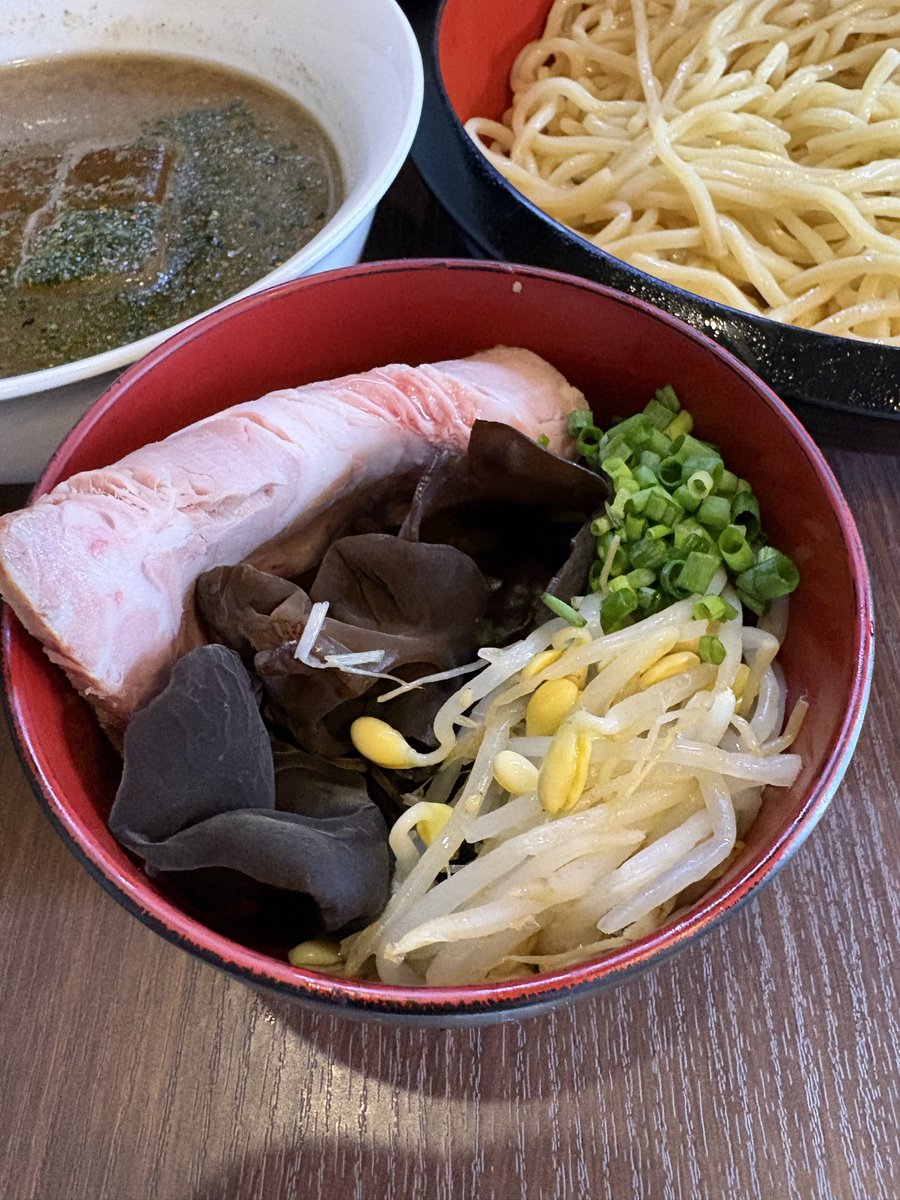 Eight1973's tweet photo. 外が暑い
蒸し暑すぎる🥵
身体の内側から冷やしたい
#りはっちゃん 
冷やし煮干しつけ麺大盛り

ついに来たこの季節が‼️
麺も器もつけ汁もキンキンに冷えてる❤️
素麺でも蕎麦でも
冷たい麺はキンキンに冷えていないと
納得のいかない派です👍
絵面で涼が伝わるでしょ？

美味しかった
ご馳走様でした😋 https://t.co/uiuDdAQ6Z7