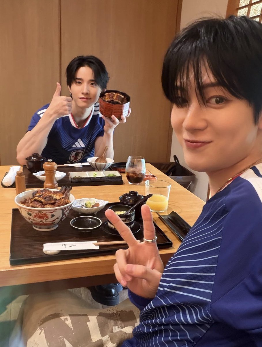 haruna_jamini's tweet photo. 雄大くんとの名古屋プロモーションの時におすすめのご飯屋さんへ連れて行ってた景瑚くん🤎🩷
雄大くんから「ほんまのお兄ちゃんみたい」って言われるくらい面倒見よくて優しいところ…大好き🫶
#優しさで世界を救う景瑚くん
#JO1 #佐藤景瑚 #KEIGO https://t.co/14pWbdCks1