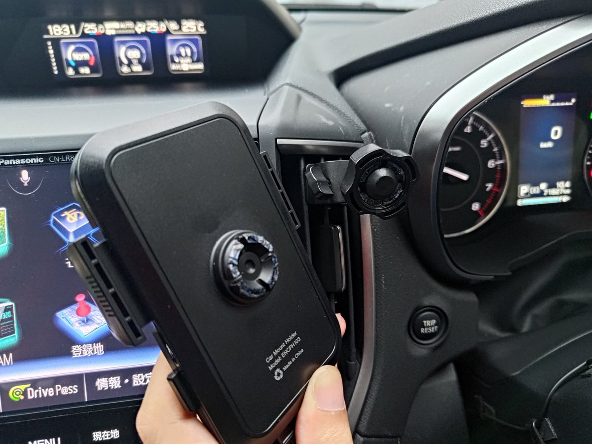 advanced_bear's tweet photo. 買い出しに出かけようとして車に乗ってスマホホルダーにスマホ入れたらポロっと落ちたので「またネジ緩んでたか〜」と思ったら理外の壊れ方しててちょっとワロタ（ボールジョイントに噛ませる爪が全部もげた） https://t.co/jkm6XMAGp9