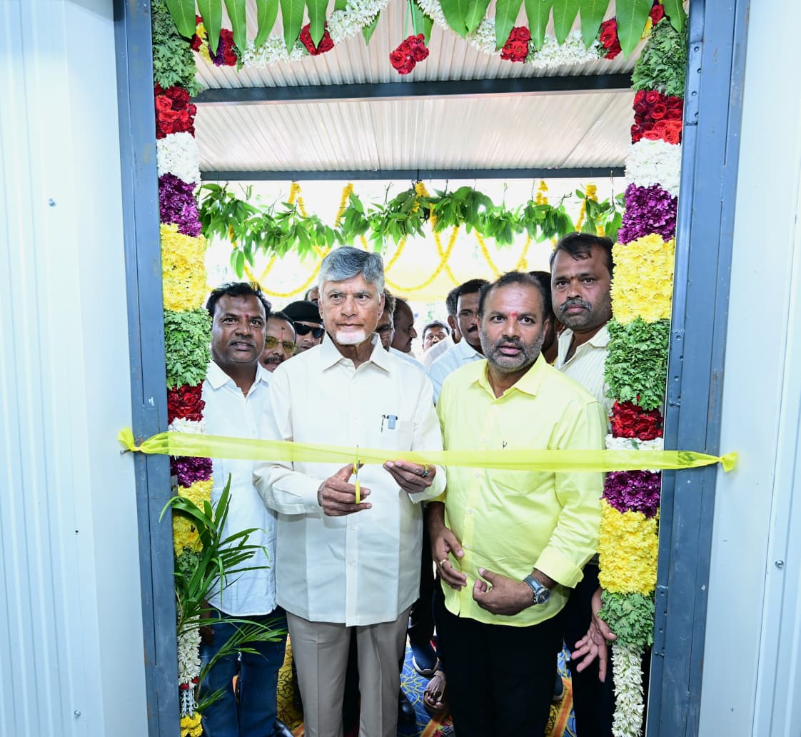AndhraPradeshCM's tweet photo. కుప్పం పర్యటనలో భాగంగా గౌరవ ముఖ్యమంత్రి శ్రీ నారా చంద్రబాబు నాయుడు పర్యావరణ నియంత్రిత పౌల్ట్రీ ఫారంను నేడు ప్రారంభించారు. ఆధునిక కోళ్ల పెంపకానికి సంబంధించిన ఎన్విరాన్‌మెంటల్ కంట్రోల్డ్ పౌల్ట్రీ షెడ్‌ను పరిశీలించారు. ఈ సందర్భంగా రైతులతో మాట్లాడారు. ఉష్ణోగ్రత, తేమ, గాలి, వెలుతురు అన్నింటినీ సాంకేతికత ద్వారా నియంత్రించి, కోళ్లకు అనుకూలమైన వాతావరణాన్ని కల్పించవచ్చని రైతులు వివరించారు. దీనివల్ల గుడ్లు, మాంసం ఉత్పత్తి పెరగడంతో పాటు, కోళ్లు చనిపోవడం తగ్గుతుందని తెలిపారు.
#AndhraPradesh