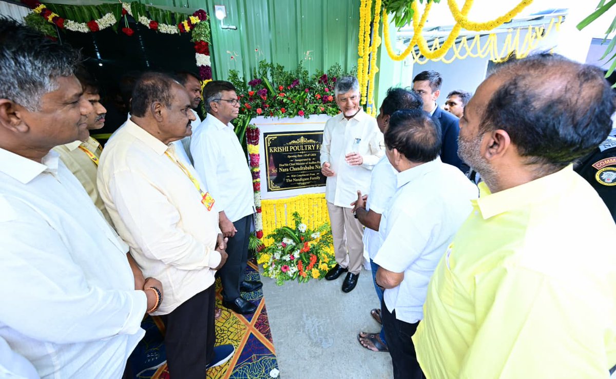 AndhraPradeshCM's tweet photo. కుప్పం పర్యటనలో భాగంగా గౌరవ ముఖ్యమంత్రి శ్రీ నారా చంద్రబాబు నాయుడు పర్యావరణ నియంత్రిత పౌల్ట్రీ ఫారంను నేడు ప్రారంభించారు. ఆధునిక కోళ్ల పెంపకానికి సంబంధించిన ఎన్విరాన్‌మెంటల్ కంట్రోల్డ్ పౌల్ట్రీ షెడ్‌ను పరిశీలించారు. ఈ సందర్భంగా రైతులతో మాట్లాడారు. ఉష్ణోగ్రత, తేమ, గాలి, వెలుతురు అన్నింటినీ సాంకేతికత ద్వారా నియంత్రించి, కోళ్లకు అనుకూలమైన వాతావరణాన్ని కల్పించవచ్చని రైతులు వివరించారు. దీనివల్ల గుడ్లు, మాంసం ఉత్పత్తి పెరగడంతో పాటు, కోళ్లు చనిపోవడం తగ్గుతుందని తెలిపారు.
#AndhraPradesh