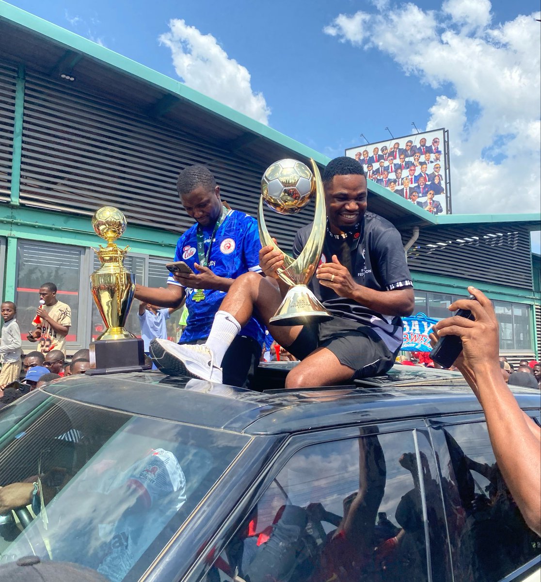 kalage_jr's tweet photo. Hongera sana Simba Sports Club, makombe mawili kwa msimu ni mafanikio makubwa sana, ila swali langu moja kwani lile bus kama la Yanga ni bei gani.? https://t.co/xJl6I3tyrd