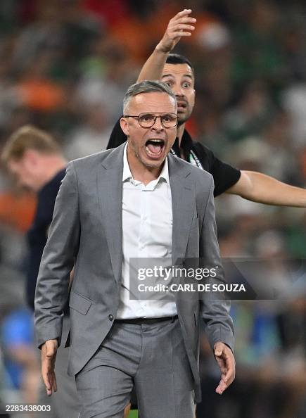 ainurohman's tweet photo. Mohamed Ouahbi awalnya memilih karier di dunia pendidikan. Sama sekali tidak pernah menjadi pemain sepak bola profesional. 

Namun dia terpikat pd sepak bola dan mulai melatih klub lokal MFB Brussels pd usia 21 tahun.

Kepada The Guardian, pengalamannya menjadi guru mengajarkannya bahwa pedagogi dan komunikasi menjadi elemen yg sangat penting dalam melatih.

Ouahbi menghabiskan 17 thn di akademi Anderlecht dan lantas mengalami lonjakan karier saat 2022, ketika ia menerima tawaran melatih Maroko U-20. 

Ia tidak hanya membawa Maroko junior ke Piala Dunia pertama mereka dlm dua dekade, tetapi juga utk kali pertama mengantarkan Maroko U-20 menjadi juara dunia pd 2025.

Sejak Maret 2026, Ouahbi membawa energi, ketegasan, komunikasi yg baik, pamahaman mendalam terhadap karakter tiap pemain, dan kemampuan menyampaikan taktik2 yg kompleks dlm bahasa sederhana di Timnas Maroko. 

Hasilnya, Maroko mencapai perempat final Piala Dunia 2026, menjadi negara Afrika pertama dlm sejarah yg mampu mencapai babak ini secara back-to-back di Piala Dunia.
