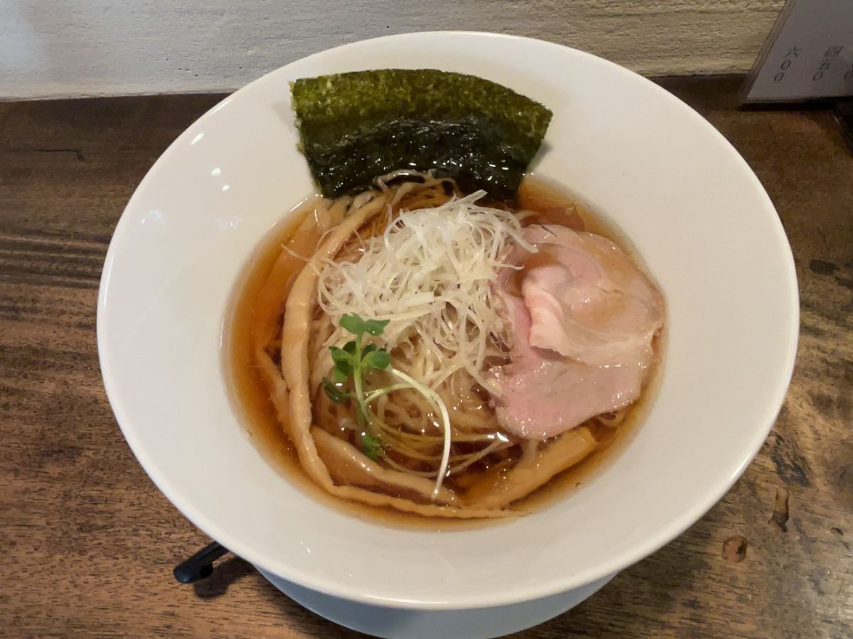 _sakuji's tweet photo. 中華そばSasa＠権堂で、中華そば（醤油）。オープン直後以来なのでほぼ1年ぶり。あごの旨味を余すところなく抽出したスープは微かな苦みがアクセント。前回の塩よりもまとまりよく感じます。多加水の手もみ麺が秀逸で、昆布水つけ麺が気になるところ。 https://t.co/EWhCFhA9og