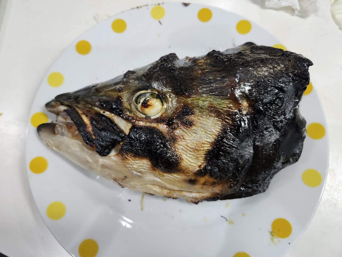 Garyuyu's tweet photo. I ate the head of a yellowtail for dinner. https://t.co/rHsAm7xfFF