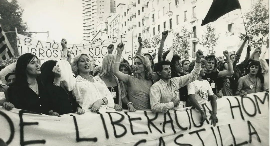 CarlosBareaF's tweet photo. Pasa el tiempo y las reivindicaciones siguen siendo las mismas: que nos dejen vivir en paz. [La foto es de la primera manifestación en Madrid por la libertad sexual el 25 de junio de 1978, un año después de la archiconocida de Barcelona]. https://t.co/E9OBzi7viJ