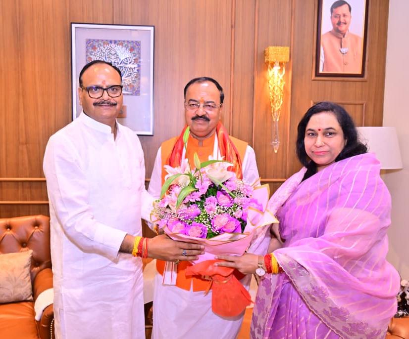 brajeshpathakup's tweet photo. आज आवास पर मा० उपमुख्यमंत्री, उत्तर प्रदेश सरकार श्री केशव प्रसाद मौर्य जी का सपत्नीक आत्मीयतापूर्ण स्वागत करते हुए। 

@kpmaurya1 https://t.co/VrnaflAjuS
