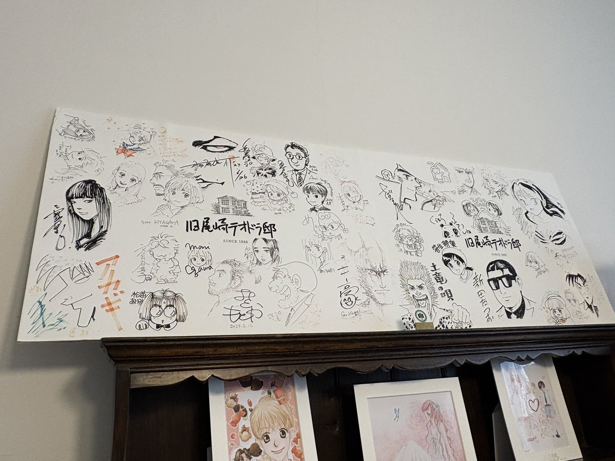 hanako_mooon's tweet photo. 物販エリアに飾られていた漫画界の巨匠達のサインの中に直子先生も✨️しかし凄いメンツだ… https://t.co/7wLGnvKNHu