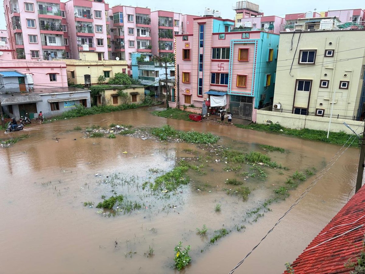 sp_simpleliving's tweet photo. @bmcbbsr @HUDDeptOdisha @MoHUA_India @IPR_Odisha @CMO_Odisha @SwachhBharatGov @dr_kcmahapatra @SRC_Odisha @SecyChief Residents of Mohantygadia, Kalarahanga, Bhubaneswar are suffering due to waterlogging as there is no proper drainage.

Please build permanent drainage system in the area.
@bmcbbsr @AprajitaSarangi https://t.co/c0iohjsFzO