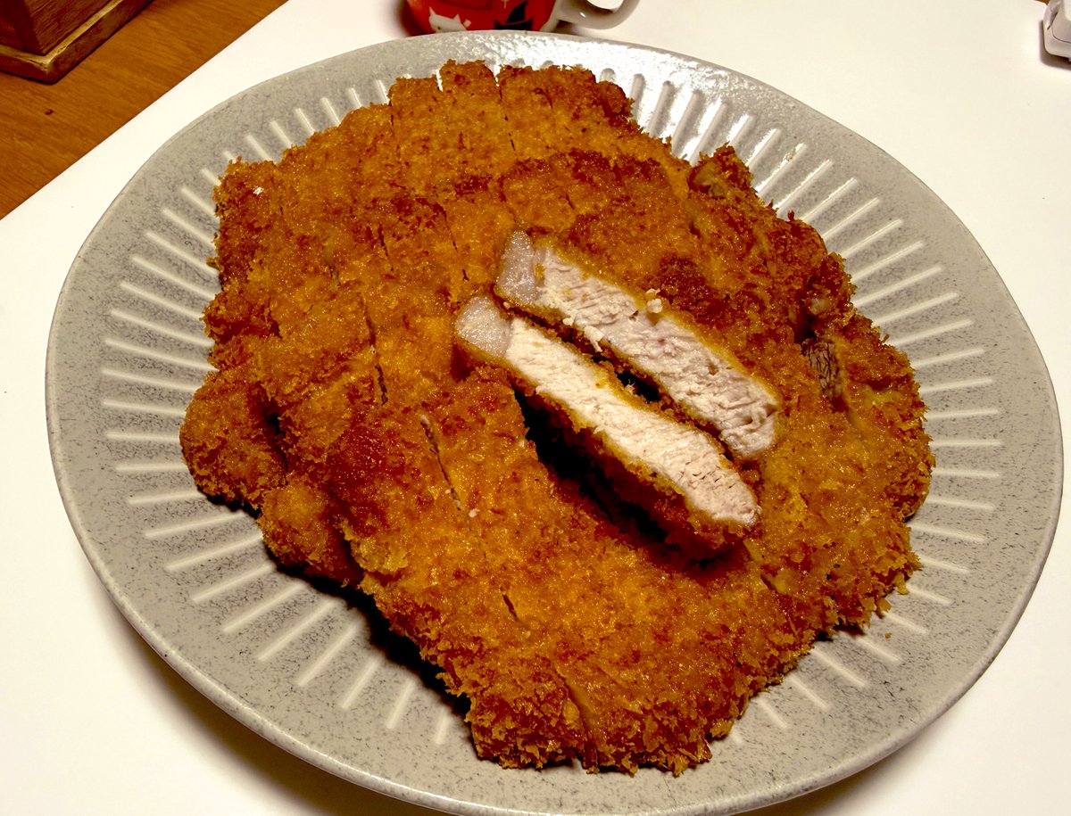 madaraudon's tweet photo. 【定期】フライの衣が剥がれてお困りのあなた！
バッター粉を買ってきて小麦粉の代わりに食材に薄く叩いて卵くぐらせてパン粉つけると小麦粉以上の結着力で全く剥がれない衣になりますよ
なんならバッター粉の正しい使い方、水で練ってパン粉を付けるより剥がれないからね！ https://t.co/L06Uzvrw9P