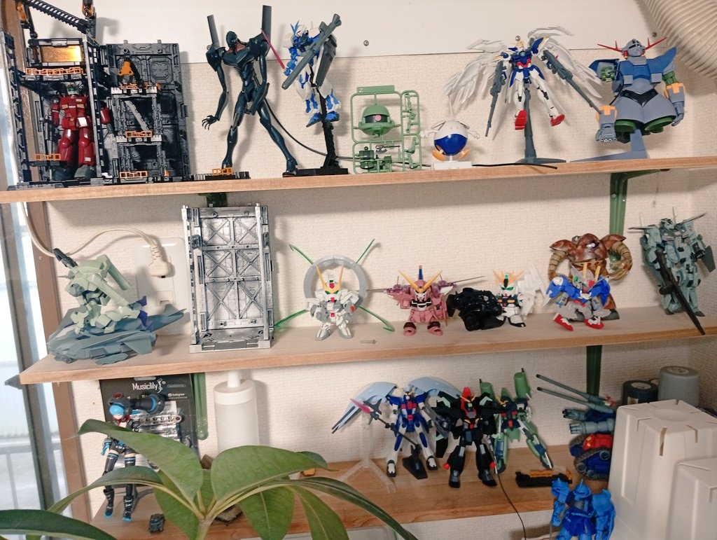MURAKUMOWORKS's tweet photo. 積みプラをしてる人はけっこう見るんだけど
みんな作ったガンプラってどうしてる？？
僕のところは写真1.2は自分以外が作ったのを置く場所で
写真3に自分のを置いてます。
それ以外の自分の作ったガンプラは良さげな箱やプラケースを買ってきて保存してます。
みんなはどうしてるの？？ https://t.co/FUIdUPZoef