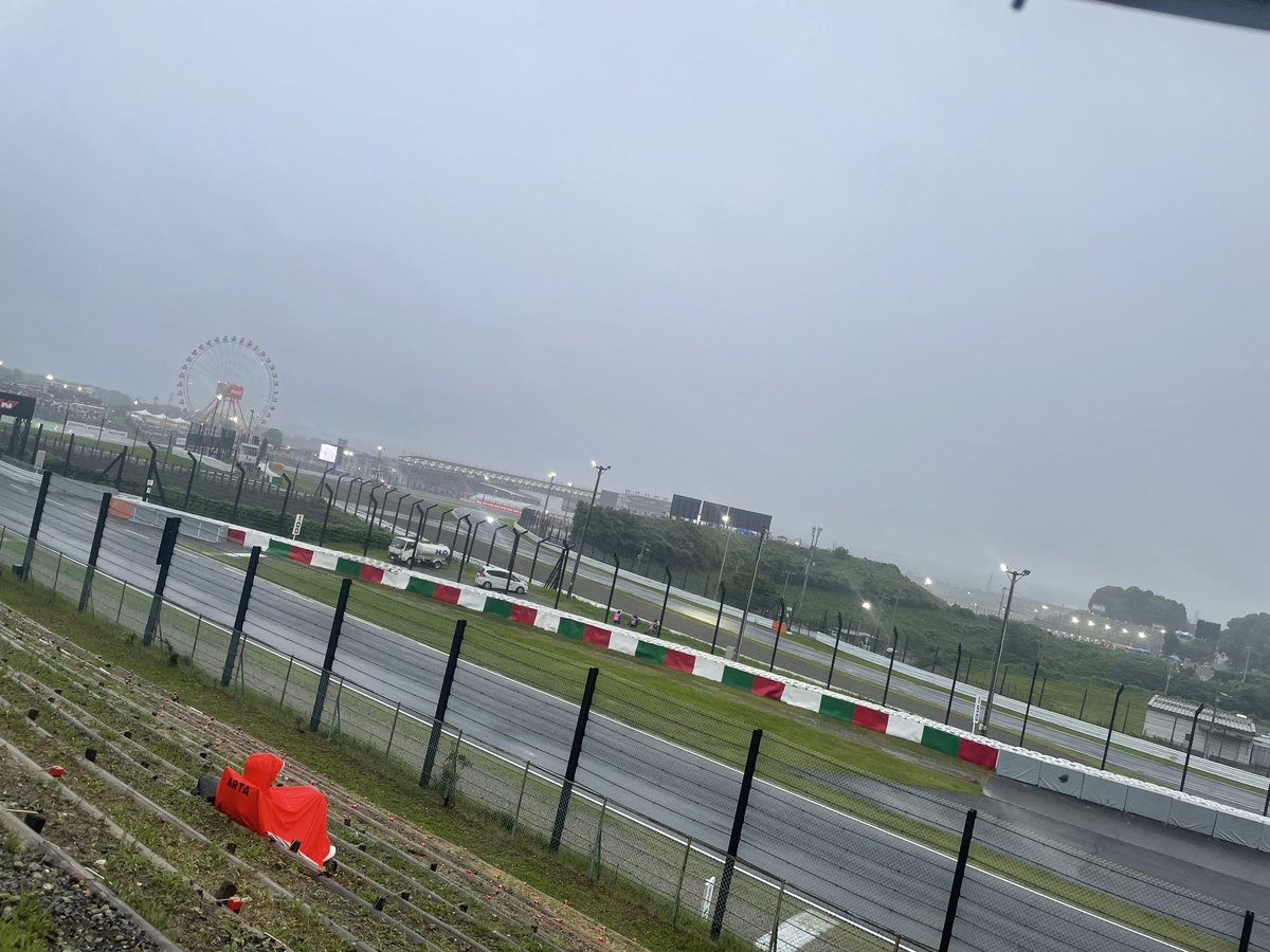 g_ucf21's tweet photo. 寒い8耐なう
また、雨 https://t.co/H4zKRdQ8c6