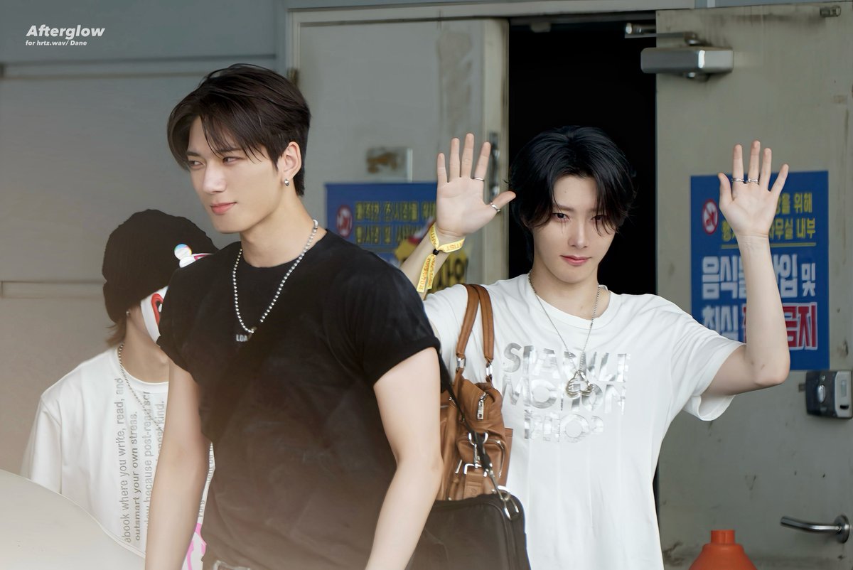 Afterglow_chord's tweet photo. 260704 팔레트페스티벌 퇴근길

#hrtzwav #하츠웨이브 https://t.co/s0fZh9IwMy