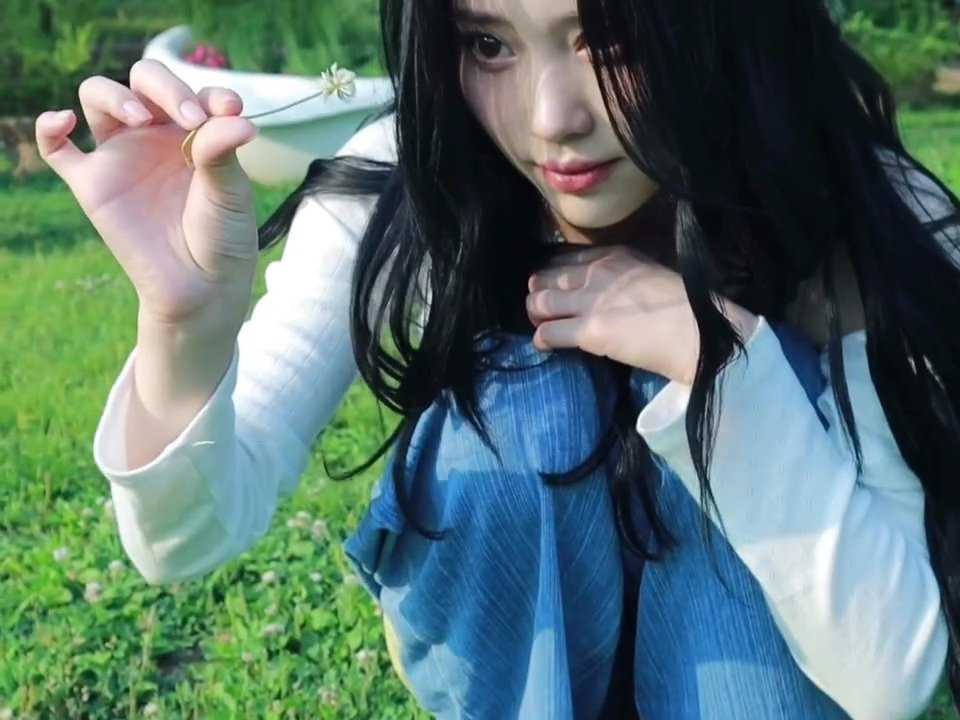 xiaotingpics's tweet photo. xiaoting and her first love aura against the world 💌 https://t.co/qnWj0B8gle