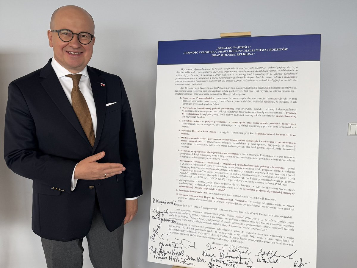 bwroblewski's tweet photo. ‼️Podpisaliśmy wczoraj w Warszawie ze 160 organizacjami społecznymi porozumienie DEKALOG WARTOŚCI 🇵🇱 Nie ma tam przypadkowych czy zbytecznych zapisów. Chcemy wszystkie zobowiązania zrealizować, a do wyborów 2027 r. pokazywać projekty kolejnych ustaw. Jako Forum Konserwatywne @pisorgpl przygotowaliśmy tę deklarację inicjując rozmowy i wypracowując porozumienie między stroną społeczną i władzami naszej formacji. Działamy wspólnie. Pełna treść👇
 
DEKALOG WARTOŚCI

„W poczuciu odpowiedzialności za Polskę – za jej dziedzictwo i przyszłe pokolenia –  zobowiązujemy się, że po objęciu rządów w Rzeczypospolitej w 2027 roku przywrócimy obowiązywanie Konstytucji i ustaw w odniesieniu do najbardziej podstawowych wartości i praw ludzkich, a w szczególności wyrażonych w ustawie zasadniczej podstawowych praw wynikających z prawa naturalnego: godności każdego człowieka, praw rodziny i małżeństwa jako związku kobiety i mężczyzny, macierzyństwa i ojcostwa, praw rodziców oraz wolności religijnej, brutalnie dziś łamanych przez rządzących. 

Art. 30 Konstytucji Rzeczypospolitej Polskiej przypomina o przyrodzonej i niezbywalnej godności człowieka. (…) Jest ona (…) źródłem wolności i praw człowieka i obywatela. Dlatego deklarujemy:

1. Przywrócenie Praworządności w odniesieniu do naruszanych obecnie wartości konstytucyjnych, w tym godności człowieka, praw rodziny i małżeństwa, praw rodziców, wolności religijnej, w związku z ich łamaniem przez rządzących w Polsce.

2. Wprowadzenie kompleksowej polityki prorodzinnejoraz priorytetu polityki rodzinnej i demograficznej w legislacji, stosowaniu prawa oraz polityce kulturowej państwa (zasada family mainstreaming)”. Przyjęcie PIT-u Rodzinnego (uwzględniającego ilość osób w rodzinie) oraz wysokich standardów opieki zdrowotnej dla wszystkich Polaków.

3. Uchwalenie ustawy o polityce prorodzinnej w samorządzie oraz usprawnienie procedur adopcyjnych i dotyczących pieczy zastępczej, aby zmniejszyć liczbę dzieci wychowujących się poza środowiskiem rodziny.

4. Powołanie Rzecznika Praw Rodziny, przyjęcie i promocja projektu Międzynarodowej Konwencji Praw Rodziny.

5. Odideologizowanie szkoły i przywrócenie realistycznego modelu kształcenia i wychowania z poszanowaniem zasady pomocniczości –  przywrócenie edukacji prorodzinnej i patriotycznej, rezygnacja z edukacji zdrowotnej i klimatycznej, odrzucenie  treści podważających płeć biologiczną; ograniczenie biurokracji szkolnej.

6. Wycofanie się z programów obniżających poziom nauczania, w tym z programu Reforma26.Kompas Jutra oraz programu edukacji włączającej wraz z programami towarzyszącymi, https://t.co/r8ne4x8Oob. projektowaniem uniwersalnym i ocenianiem funkcjonalnym uczniów w normie.

7. Prowadzenie suwerennej, realistycznej i długofalowej (ponadkadencyjnej) polityki edukacyjnej, opartej o „Konstytucję Polskości”, czyli wypracowany i umocowany w ustawie  polski program i model kształcenia realizujący konstytucyjne wezwanie do „przekazania przyszłym pokoleniom wszystkiego, co cenne z ponad tysiącletniego dorobku” w duchu „wdzięczności za kulturę zakorzenioną w chrześcijańskim dziedzictwie Narodu”; nastąpi rewizja obecnych i selekcja wchodzących do Polski ponadnarodowych programów oświatowych (UE, UNESCO, OECD, WHO) – w perspektywie ochrony interesu Państwa Polskiego.

8. Zabezpieczenie konstytucyjnego prawa rodziców do wychowania, w tym do sprzeciwu wobec treści wychowawczych niezgodnych z ich przekonaniami, a także uchwalenie projektu obywatelskiej inicjatywy ustawodawczej „Tak dla religii i etyki w szkole”.

9. Zrównanie finansowania szkół samorządowych, niesamorządowych oraz edukacji domowej.

10. Powołanie Pełnomocnika Rządu ds. Prześladowanych Chrześcijan (w randze sekretarza stanu w MSZ), przeciwdziałanie chrystianofobii, wspieranie chrześcijańskiego dziedzictwa kulturowego oraz polskich misji. 

Inspirację w tych sprawach czerpiemy także ze słów św. Jana Pawła II, który w Evangelium Vitae (…)
 
Warszawa, dnia 4 lipca 2026 roku”