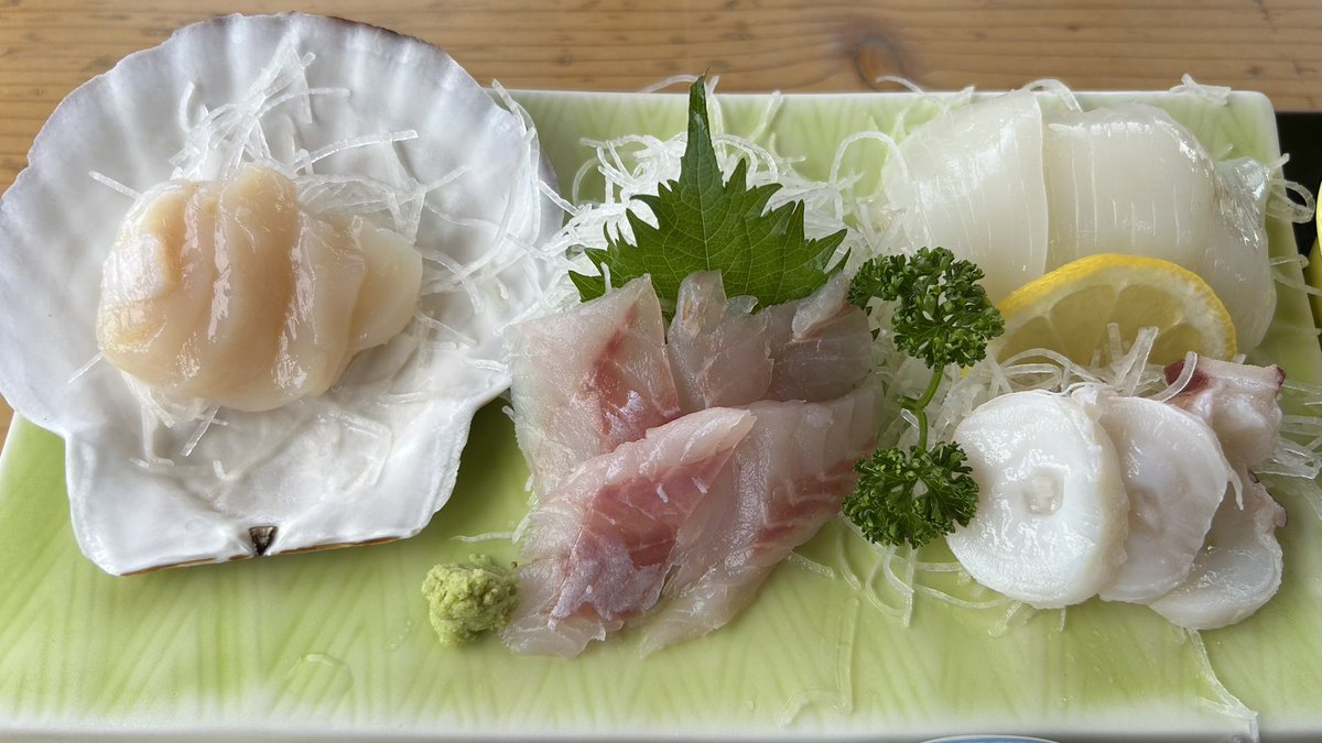 AIN_NO_KEN's tweet photo. 今日の配当メシ
おさかな海岸定食1800円税込
ご飯大盛+150円🐽
少し高いけど美味しかったから仕方ない
CEPIの配当のおかげで美味しい物食べれる
もっと買い増しして美味しい物食べるぞ💪
刺身はホタテ、メバル、イカ、タコ
揚げ物？もメバル？だったのか美味しかった
今年はあと行けないかな
来年かなw
#ブルバ
