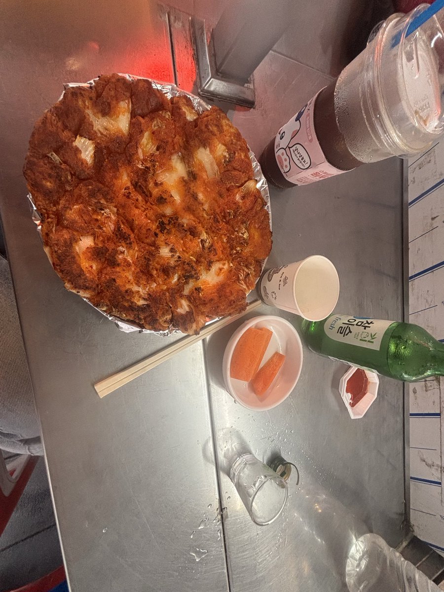 mkhkfw's tweet photo. 종로3가 노상포차 부산집 여기 사람 많아보여서 혼술하러 와써요..여기서 시간좀 보내다가 게이술집 가보쟈..! 메뉴는 김치전에 참이슬 하나 살찔까봐 다 못먹게따… https://t.co/JXsENFBrA8