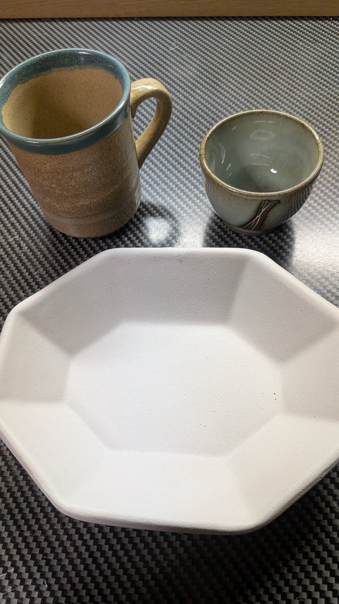 urusaiinu's tweet photo. 笠間焼のぐい呑みと益子焼のデミタスカップと八角皿 https://t.co/9o6M35hysO