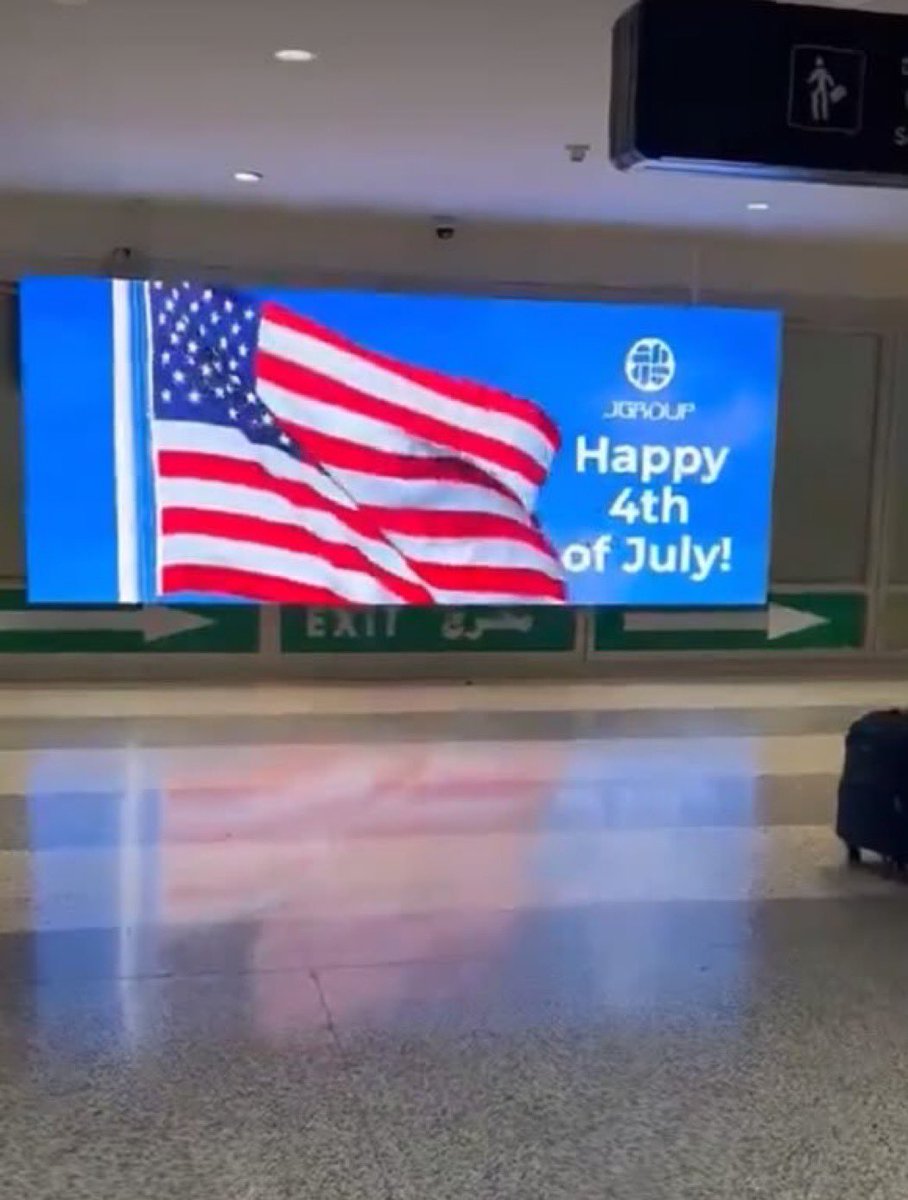 InfoSudLiban's tweet photo. Des panneaux publicitaires rendant hommage aux États-Unis ont été installés le long de plusieurs routes au Liban, ainsi qu’à l’aéroport Rafic Hariri.

Il est à noter qu’il y a quelques semaines, le ministre de l’Intérieur avait ordonné le remplacement de panneaux publicitaires à la gloire de l’Iran dans Beyrouth.

Cette fois-ci, il est resté silencieux. Il est également à rappeler que les bombes qui ont tué des milliers de Libanais étaient des bombes américaines.