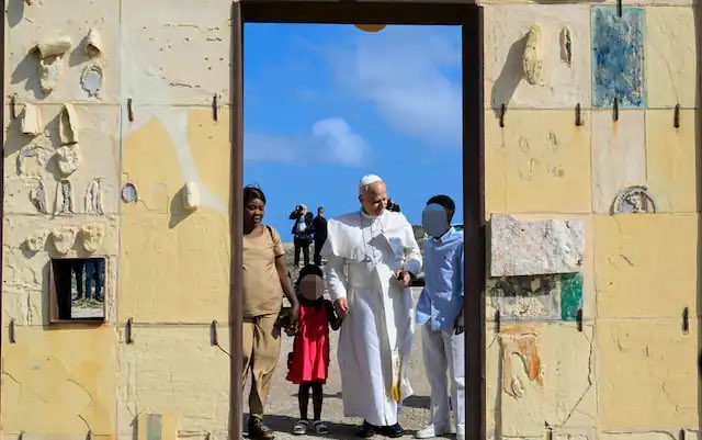CarloMVigano's tweet photo. «Come si può conciliare?
IO NON CONCILIO.» 
Prof. Massimo Viglione

Dagli inizi del IX secolo, i Papi hanno predicato, organizzato e a volte condotto in prima persona, spedizioni militari per respingere le invasioni islamiche della Cristianità.
A partire dalla fine dell’XI secolo, per due secoli e mezzo, tutti i Papi hanno creato, organizzato, vivificato e vissuto anzitutto lo spirito di Crociata, ovvero di riconquista dei Luoghi Santi in mano agli infedeli.
Dalla seconda metà del XIV secolo, quasi tutti i papi hanno continuato, in maniera sempre più tragicamente operativa, a fare di tutto, e anche di più (spesso contro le stesse monarchie cristiane), per sventare l’invasione della Cristianità da parte dell’Islam ottomano, che comunque arrivò fino a Buda e a minacciare Vienna per ben due volte.
Si può dire che l’attività crociata sia stata la prima attività politica dei Papi dei secoli tardomedievali e moderni, ancora fino alla prima metà del XVIII secolo. Basti fare i nomi, su tutti e fra tutti, del beato Urbano II dei Conti di Châtillon, di Innocenzo III dei Conti di Segni, di Callisto III Borgia, di Pio II Piccolomini, di Leone X de Medici, di san Pio V Ghislieri, del beato Innocenzo XI Odescalchi. Papi, beati e santi crociati. Ancora nel 1917 esisteva in Vaticano l'Ufficio della Crociata. 

Oggi abbiamo un papa che va ad avallare l’invasione delle nostre terre, delle nostre proprietà, dei nostri costumi, spesso delle nostre vite spezzate dalla violenza bestiale di questi invasori impuniti, che sanno di poter fare tutto perché protetti da coloro che dovrebbero condannarli e ricacciarli.

Da Giovanni Paolo II in poi, forse con l’eccezione in parte di Benedetto XVI, i papi hanno predicato con tutte le loro forze, con un’insistenza unica nella loro specie, con un crescendo esponenziale, e garantita operatività gestionale tramite le ONG, l’invasione islamica dell’Europa un tempo cristiana.

Ricordo perfettamente che negli anni Novanta non ci fu in pratica un Angelus di Giovanni Paolo II senza l’accenno all’accoglienza degli immigrati, che iniziavano a invaderci senza sosta. Non parliamo poi di Bergoglio e, oggi, di Leone.

Come conciliare dieci secoli di Papi (ovvero, decine e decine di loro) che dicono e fanno A, con i papi recenti che dicono e fanno Z? Non è possibile conciliare. Esattamente come non è possibile conciliare la libertà religiosa del Concilio Vaticano II e l’affermazione bergogliana che tutte le religioni salvano, con il dogma dell’Extra Ecclesiam nulla salus, con la redenzione di Cristo, offertosi in sacrificio “per molti” (e non “per tutti”);
esattamente come non è possibile conciliare le parole di Gesù sull’indissolubilità del matrimonio con l’Amoris Lætitia di Bergoglio;
esattamente come non è possibile conciliare la condanna terribile della sodomia della Chiesa di sempre, a sua volta ripresa dall’Antico Testamento (Sodoma e Gomorra), con la nuova ideologia genderista e sodomitica delle attuali gerarchie vaticane, avallata da Leone; esattamente come non è possibile conciliare la forma monarchica e assolutamente unitaria del Primato di Pietro, su cui si fonda la Chiesa, con questo clero sinodalista;
esattamente come non si può conciliare una Messa teocentrica e sacrificale con un rito antropocentrico, relativista e filoprotestante;
esattamente come non si può conciliare la Verità con l’eresia, la Fede con l’apostasia.

Chi sono i veri scismatici?

Come detto altre volte, questi sono i giorni della scelta definitiva tra il Padrone e il servo infedele. Questo è l’unico vero criterio di scisma. Ognuno sceglie, che lo voglia o meno, se stare con Dio, che non muta mai, o con il relativismo dommatico, spirituale e liturgico del liberalismo e socialismo conciliare degli ultimi sessantacinque anni.

Io non concilio. Io resto fedele ai papi che hanno salvato per dieci secoli la nostra Europa cristiana e la nostra Fede e civiltà. Come resto fedele in tutto alla Chiesa nei suoi primi diciannove secoli. 
Non concilio.