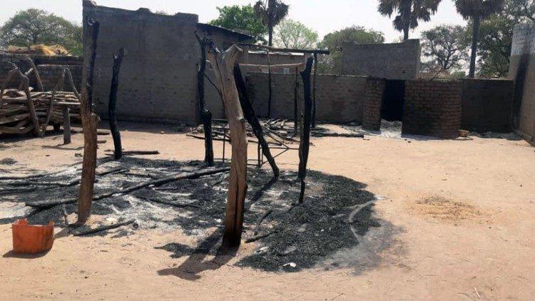 Tchad360_'s tweet photo. 🔥 حرائق القرى تعود للواجهة في شرق تشاد.

الحريق الذي ضرب قرية لوغا خلّف خسائر مادية كبيرة، وأعاد النقاش حول سبل الوقاية في المناطق الريفية.

#Tchad #Incendie #Sécurité https://t.co/ZlWgSXQwqG