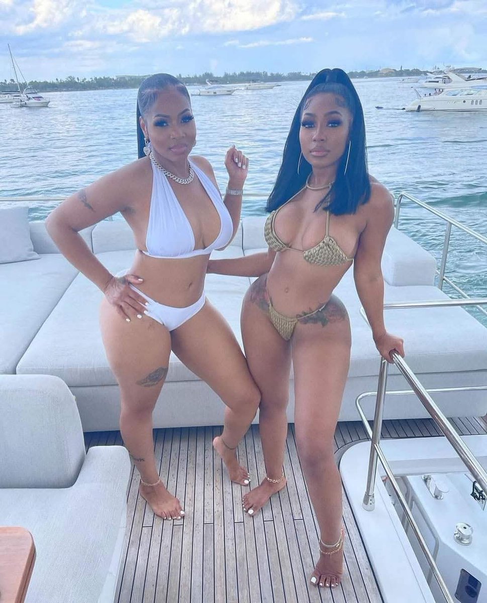baddiees___'s tweet photo. Yung Miami and her mum, petty toes https://t.co/Unm98j52KV