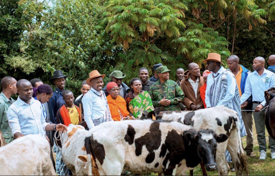 MudendeSector's tweet photo. #Kwibohora32 Mudende byari ibirori bibereye ijisho,Ubutumwa bw’Abayobozi (Mayor @promulindwa ,ES @harblaise  n’Umuyobozi w’Ingabo Bde 211, Col A. NSENGIYUMVA),kd habaye gushimira Indashyikirwa,Guha abana amata no Kugabira Imiryango 12  Inka https://t.co/LeFzClJP4M