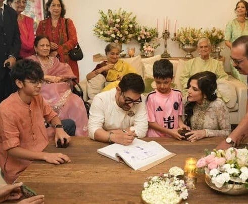 PMFNEWS's tweet photo. आमिर खान और गौरी स्ट्रैट की शादी की पहली तस्वीर आई सामने

ऐक्टर आमिर खान और गौरी स्प्रैट ने रविवार को एक निजी समारोह में शादी कर ली है जिसकी पहली तस्वीर सामने आई है।

तस्वीर में परिवार की मौजूदगी में आमिर और गौरी मैरिज रजिस्टर पर साइन करते नज़र आए।

गौरतलब है, तीसरी बार शादी करने वाले आमिर ने 2025 में गौरी संग अपने रिश्ते का खुलासा किया था।

#GauriSpratt