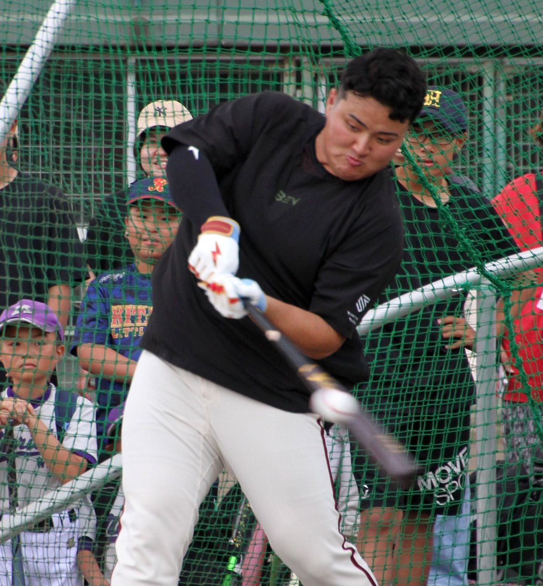 nishispo_hawks's tweet photo. 「21歳ながら年をとったな…」

米スタンフォード大の佐々木麟太郎選手
岩手で子どもたちと交流イベント

フリー打撃で場外弾披露し大歓声

#sbhawks
▼記事はこちらから▼
https://t.co/3V9HHk5pGv https://t.co/tA8jgDHhBz