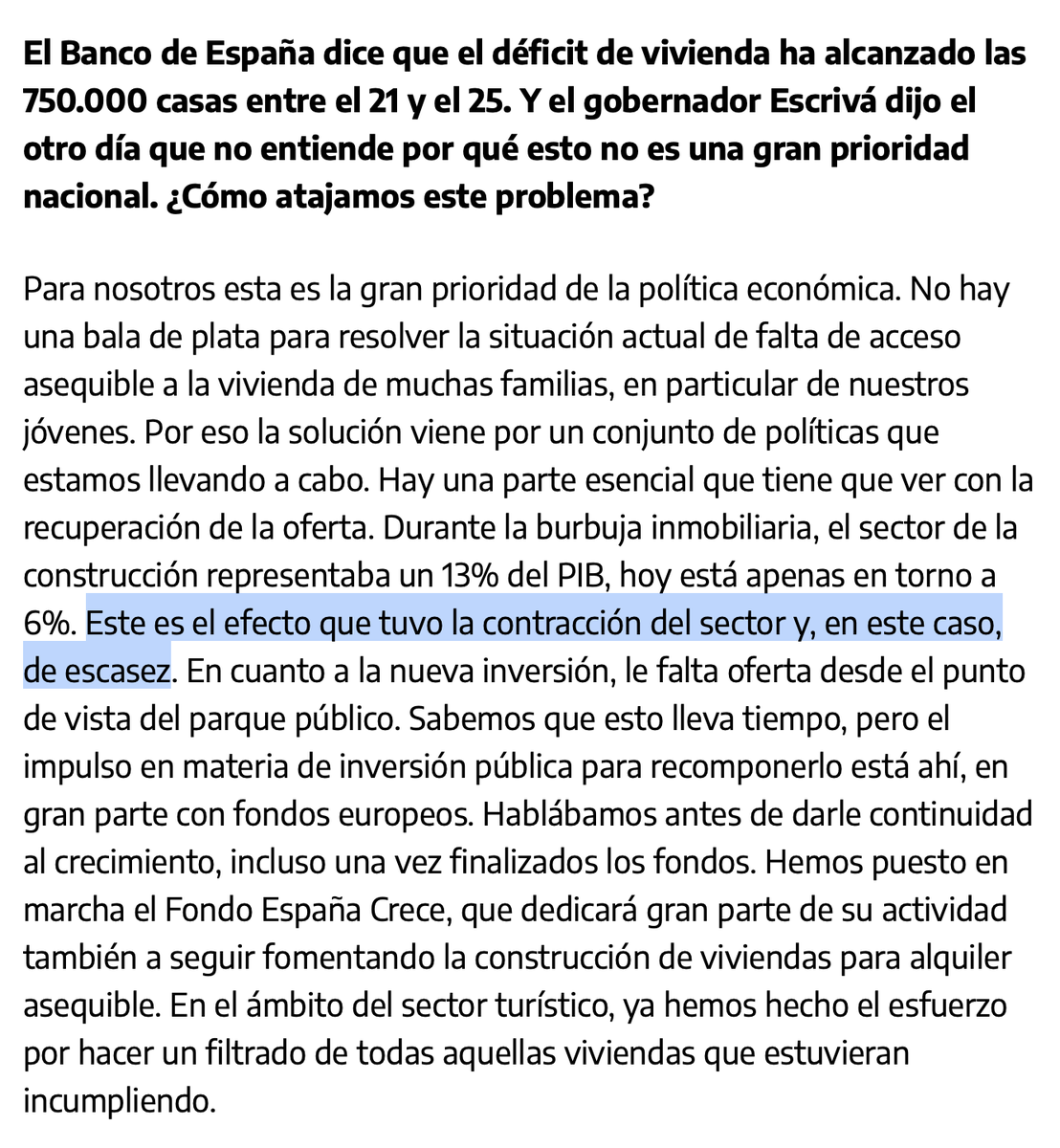 JorgeGalindo's tweet photo. Tres notas a resaltar en las respuestas sobre vivienda del vicepresidente @carlos_cuerpo en su entrevista de hoy con @iescolar. Todas de diagnóstico a mi juicio acertado:

1. Es un problema, sobre todo, de escasez de oferta
2. La trampa del alquiler: no puedes ahorrar para la entrada porque es muy alta y te lo gastas todo en alquiler
3. Un ahorro demasiado sesgado hacia la vivienda, que precisamente al tener un coste de entrada tan alto, detrae de opciones más accesibles

Ahora, un par de comentarios sobre cómo abordarlas.

→ Incrementar la oferta requiere revisar qué resta incentivos e inyecta incertidumbre a construir, *también al sector público*. Una auto-auditoría regulatoria/burocrática es urgente, y lo es sobre todo a nivel autonómico y local. A nivel estatal, la atascada reforma de la Ley del Suelo ayudaría mucho. Creo que hace falta un discurso y una acción más decidida (y alineada entre partidos y administraciones) en ese sentido.
→ Los programas tipo aval o préstamo con soporte público para cubrir la entrada suenan bien y pueden funcionar, pero es *imprescindible que la oferta suba en paralelo*: meter dinero en la demanda con oferta inelástica puede acabar incrementando los precios (eso pasó en Londres con el programa Help to Buy) porque lo absorbe la oferta con poder de mercado.
→ La oferta de vehículos de ahorro / inversión con una barrera de entrada relativamente baja es más abundante y accesible hoy en España que hace una década o dos (ETFs, fondos indexados en los que puedes empezar desde poco capital de partida). El trabajo para incrementarlo y anclarlas en Europa es buena idea, pero creo que también podemos preguntarnos qué intervenciones más acotadas podemos poner en marcha para incentivar el uso de los vehículos que ya existen entre la clase media en adelante de gen-z y milenial.

La entrevista entera vale la pena. https://t.co/3N8r93M9qH