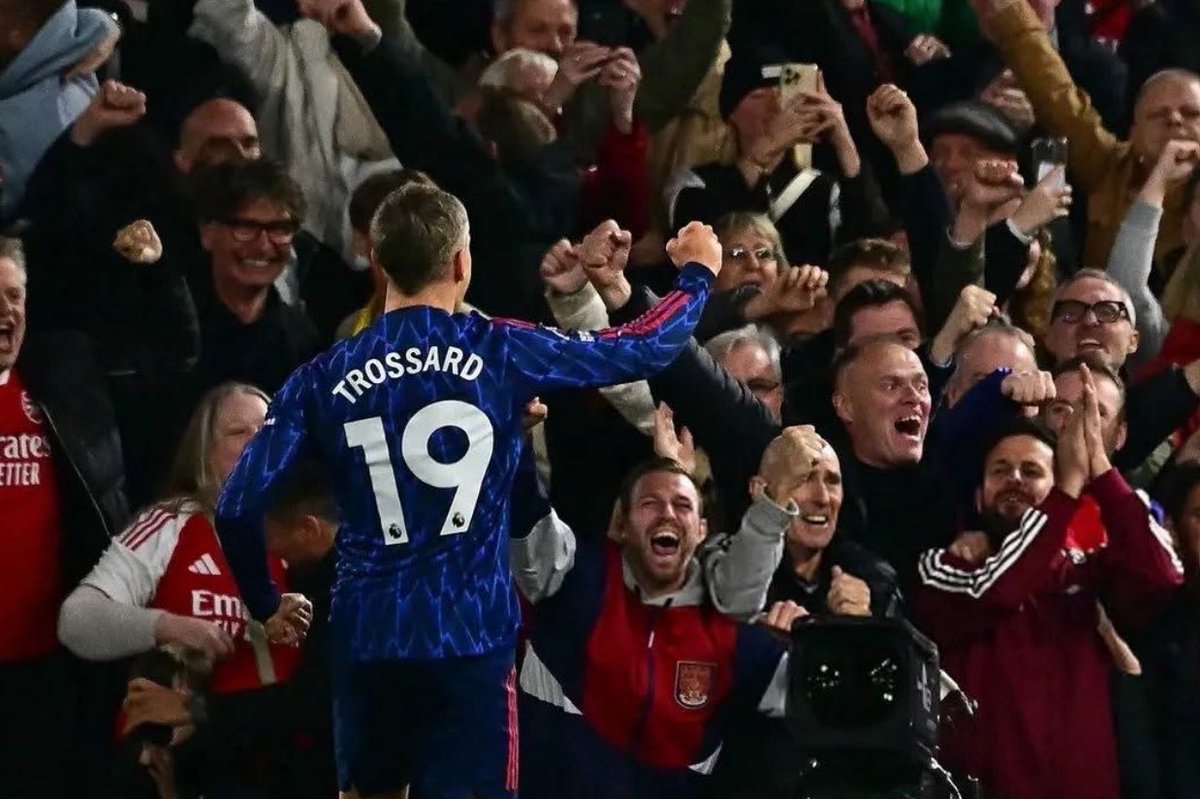 aviv_lavi's tweet photo. Getting a player’s name on the back of a kit is always risky.

Some leave on bad terms. Some never reach their potential. Some are forgotten.

Not Leo Trossard. Cult hero. Premier League Champion. 

We’ll continue to see ‘Trossard 19’ at the Emirates for years to come ❤️ https://t.co/4DrzUU7D2e