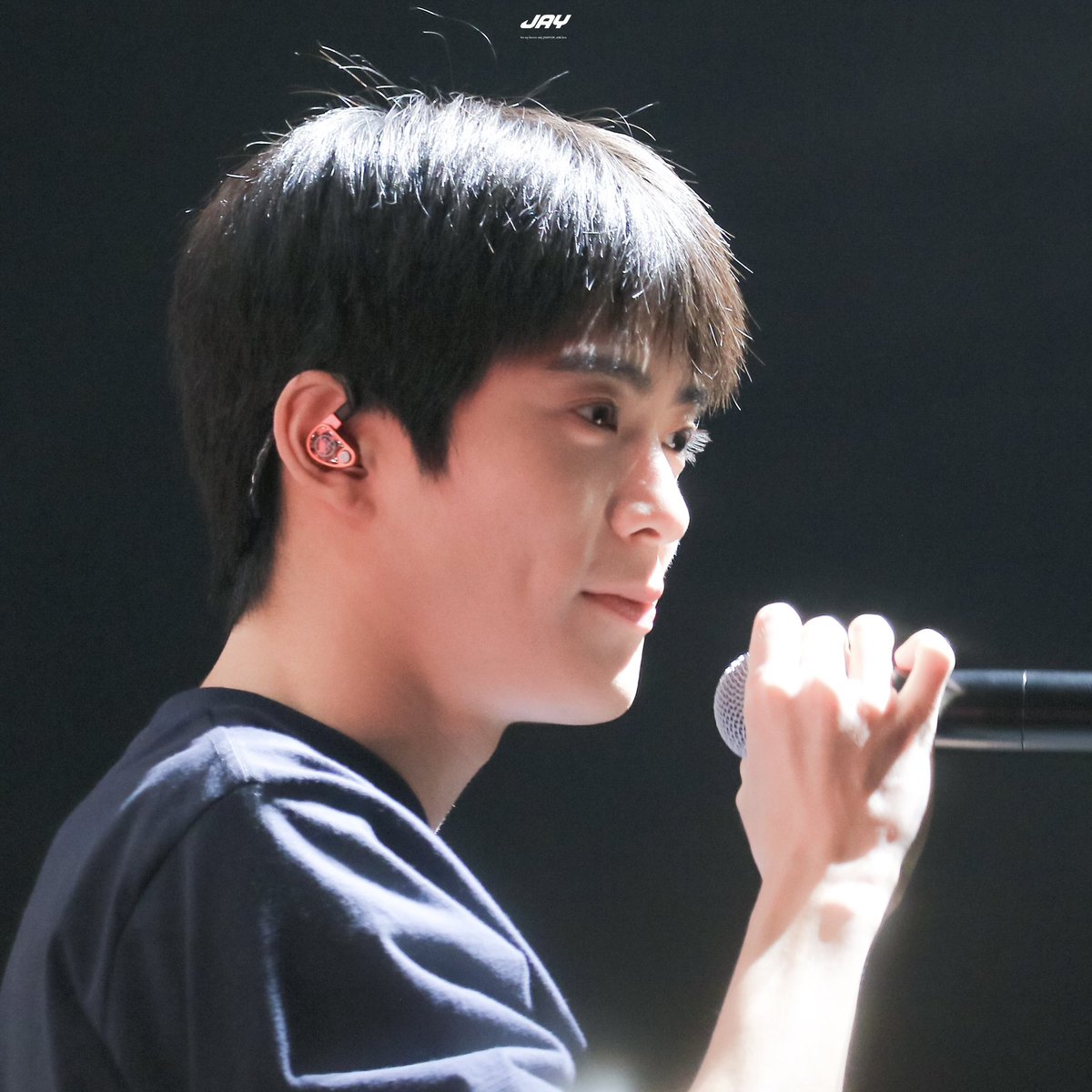 everydaymeejae's tweet photo. แจฮยอนรูปนี้ดูนุ่มฟูมากอ่ะ เหมือนขนมปังก้อนเลยนิ แค่เห็นก็รู้สึกอยากเอามากอดไว้แน่น ๆ ดูอุ่น ดูละมุนไปหมดทุกอย่าง ทั้งแก้ม ทั้งผม ทั้งสายตา เหมือนเพิ่งอบออกมาจากเตาร้อน ๆ หอม ๆ นุ่มจนใจละลาย มองไปก็ยิ่งรู้สึกว่าโลกนี้มีคนที่เกิดมาเพื่อเป็นความสบายตาและสบายใจจริง ๆ  พ้มรักกกอ้วรรรรร มันเขี้ยวอ่ะ