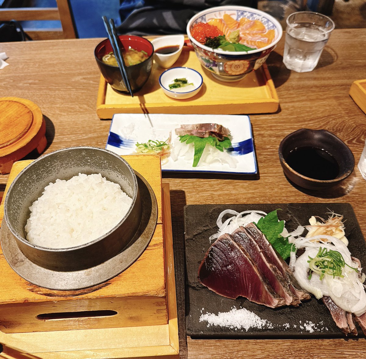 nrm_misc's tweet photo. その後行った藁焼きのお店！

鰹のたたきが写真以上に大きくて臭みもなく凄く美味しかった！
わたしはタレ派だったけど、塩もイイ！
また行きたい🐟🔥 https://t.co/E29h1k4F4p