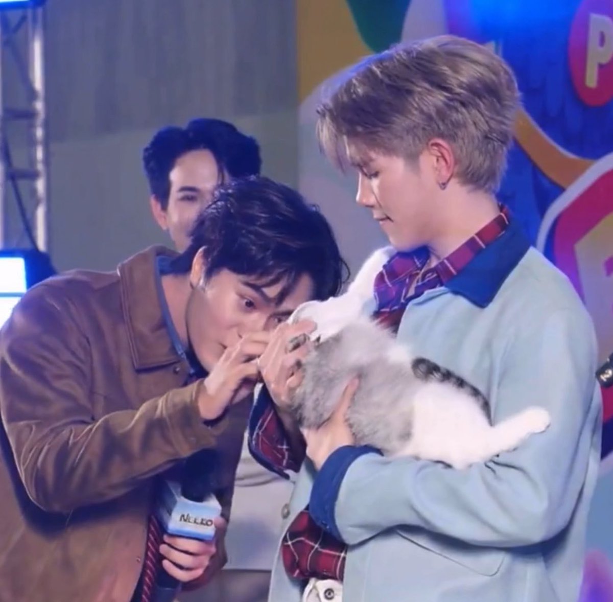 onedayspn's tweet photo. ฮือออ สิ่งนั้นมาก น่ารักง่ะㅠㅡㅠ อย่างกับแฟนกัน แต่ในคลิปนี้มีแมว2ตัวรึเปล่าคะ 🐱🐱🫳🏻🫳🏻

GEMINIFOURTH KKN PET EXPO
#NEKKOxGeminiFourthม่วนคักที่ขอนแก่น https://t.co/yUN7QPQJ93