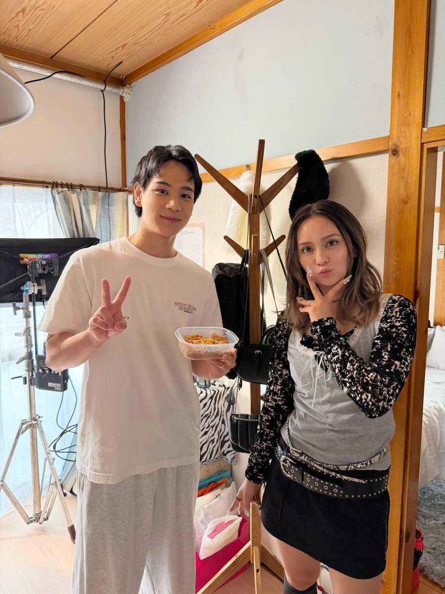 2216_tx's tweet photo. #夫婦と16歳 〜狂気の隣人〜🌹
TVer & U-NEXTで配信中！

📸✦•✧•『 𝐎𝐟𝐟 𝐒𝐡𝐨𝐭 』•✧•✦📸
お隣さんからもらった「きんぴらごぼう」...！？

今日深夜24:40〜
BSテレ東にて第1話放送です📺
ぜひご覧ください✨

⭐U-NEXTでも見放題独占配信中!
☑TVerのお気に入り登録もお願いします❤️‍🔥
║https://t.co/lyRzoOWkro
#かたせ梨乃 #豆原一成  (#JO1 ) #岡田結実