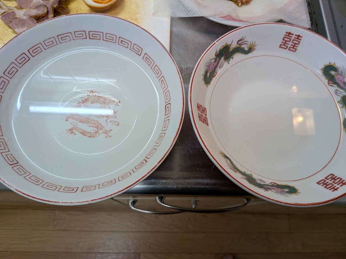 purinia2015's tweet photo. 漬けておいたチャーシューと味玉をカット！
ドンブリは熱湯で温めておく！ https://t.co/5hWzVUX4ew