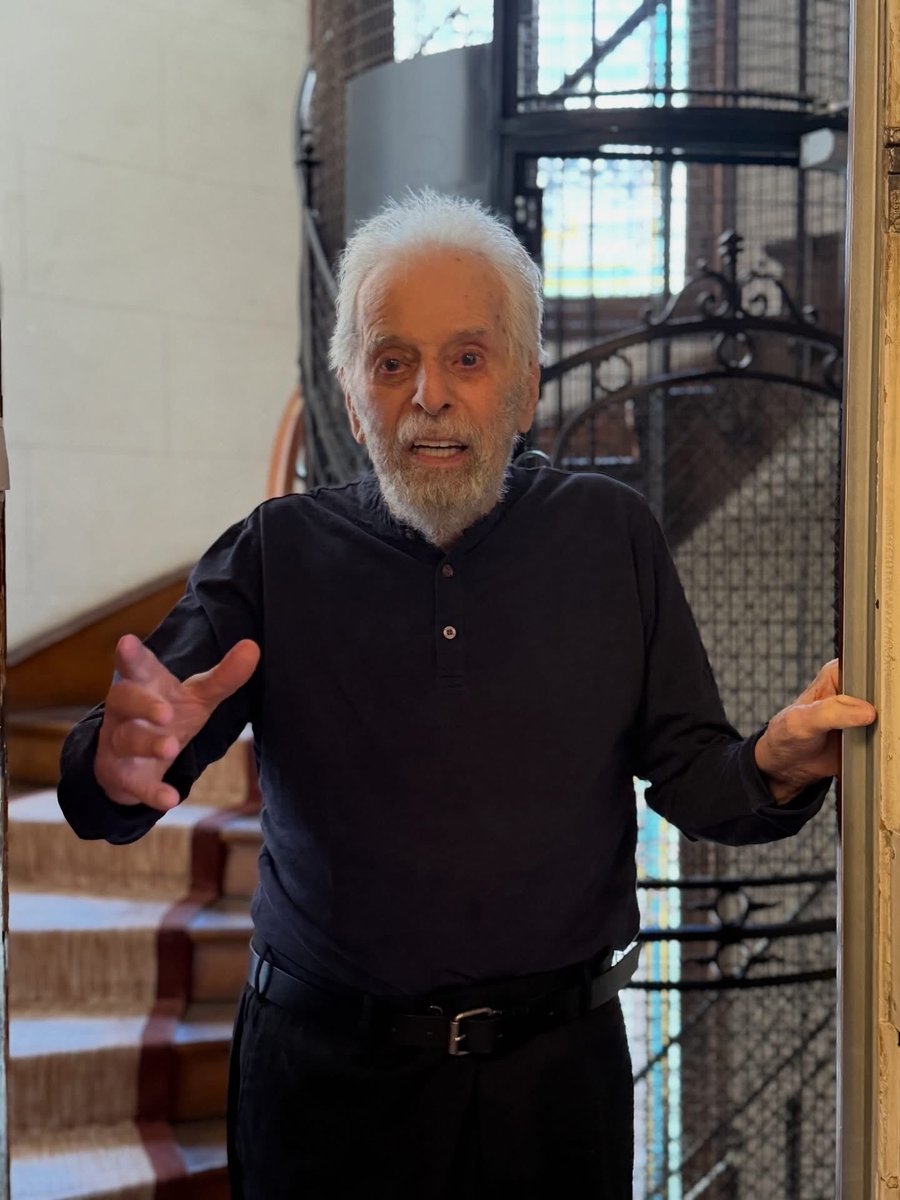 alejodorowsky's tweet photo. Hoy es domingo, mi día de descanso. Contento estoy de estar contigo.

1. Lo que no soy
aunque lo quiera 
nunca podré serlo.

2. Obstáculo mayor
la imagen de mí mismo.

3. Con disimulo 
mi sombra te acaricia.

4. Una caída 
el comienzo 
de mi danza.

5. Te desprendes 
de lo que posees.
Eres lo que das.

6. Pobre perdedor
nunca dejas ganar al otro.

7. Intensa meta

Que ni cielos ni infiernos adulteren tus intentos.
Que los tentáculos del insulto y la alabanza resbalen por tu alma como anzuelos difuntos.
Nadie carcomerá tu entusiasmo, nadie te atará con cadenas de lisonjas.
No es por hambre de ganar ni por ahogo de perder, es por necesidad.
A la flor que nace en el pantano, el universo entero no puede impedirle su abertura.
Una sola meta para todos tus caminos,
un solo punto donde desemboque el bosque de líneas,
un solo grito que aglutine aluviones de discursos,
un solo aliento que atraviese las muertes inconsolables.
Penetra desnudo en la fuente donde a cada instante nace tu ser.

… 

Un abrazo verdaderamente abrazo,
Alejandro 
.
Photo @PascaleMJodo