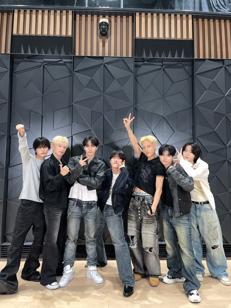 ALLHOURSGLOBAL_'s tweet photo. [TRANS] 260705

260705 TOKYO PROMOTION EVENT

"Who is this incredibly handsome idol? 👀 It was ALL(H)OURS!
We spent another day full of laughter and happy moments with MIN(UT)E. 💗"

#ALL_H_OURS #올아워즈
#NO_DOUBT #DEADMANWALKING https://t.co/8N14TUD8uI